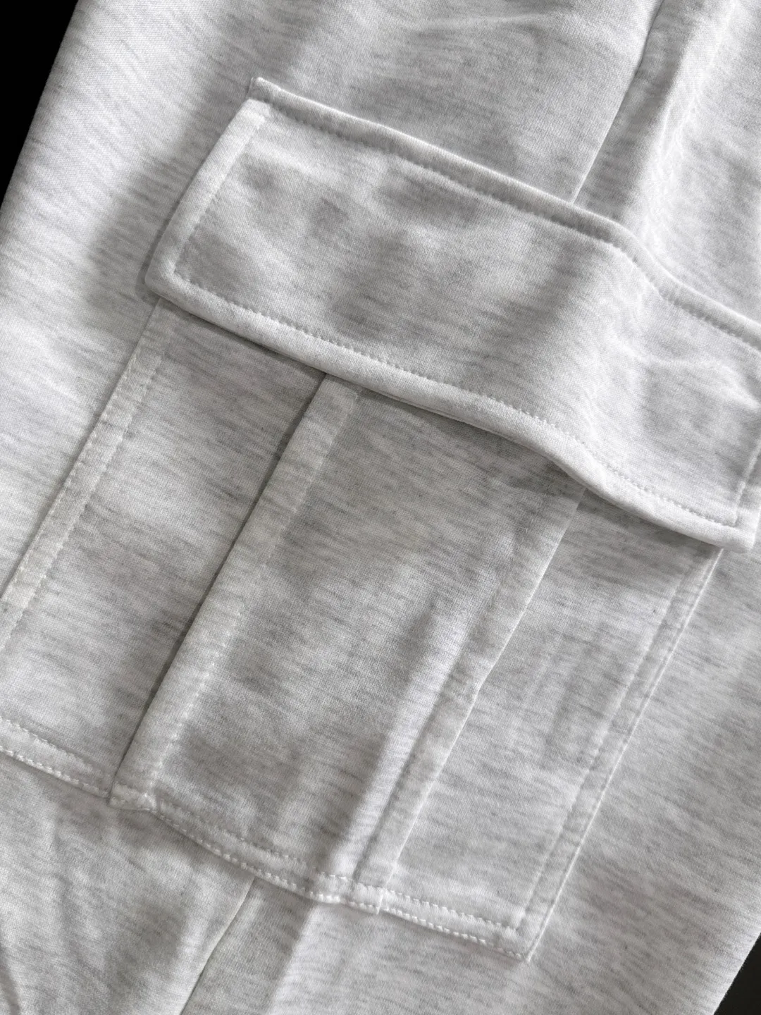 Next day shipment P360 Stone lsland/Stone Island Exclusively launches 25ss autumn and winter new high-quality trousers. Compare real-life details at will. Craftsmanship that ordinary small workshops cannot copy. Top-level ZP development. Unique imported fabric feel. Purely imported German machine production. Precision operation. Ten thousand needle density. A pair of trousers with rich details. You can see the development strength. A full set of new accessories are customized simultaneously. Simple yet elegant. Soft, delicate and comfortable. The upper body is versatile and fashionable. A perfect choice for autumn and winter, a must-have item. Sizes: M to 3XL (please state your height and weight when placing an order)